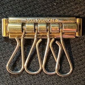 Authentic Louis Vuitton vintage key cles 4 key hardware